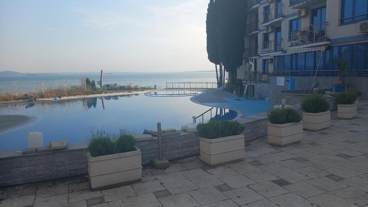 Apartment Direkt Am Pool Pomorie